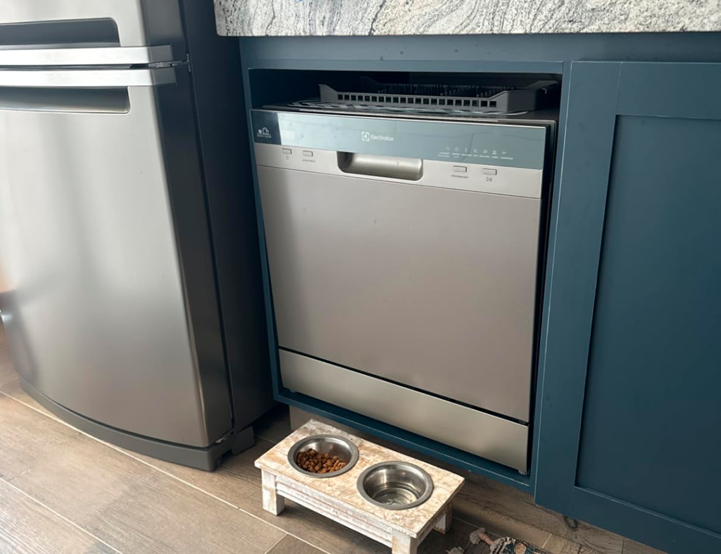 Lava-louças Electrolux 8 Serviços LL08S dentrp de um nicho na cozinha com armário azul